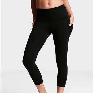 Victoria’s Secret Capri leggings with pockets (L)